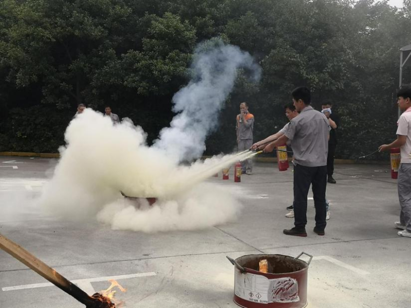 員工學(xué)習使用滅火器2